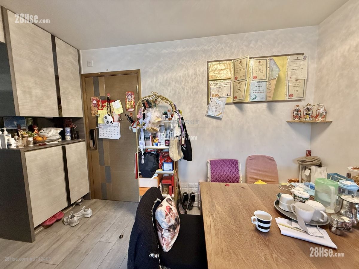 Hiu Lai Court Sell 3 Bedrooms , 1 Bathroom 596 ft²