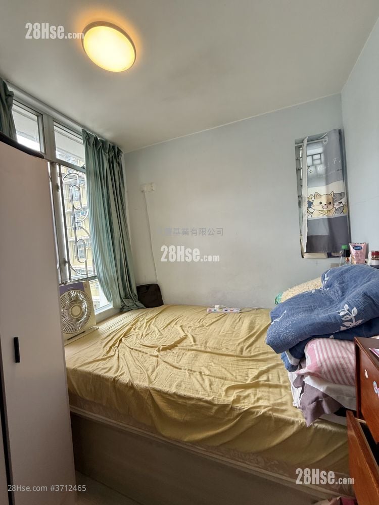 Hiu Lai Court Sell 3 Bedrooms , 1 Bathroom 596 ft²