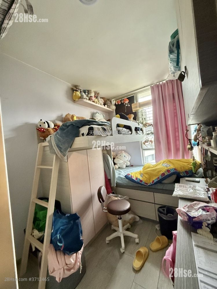 Hiu Lai Court Sell 3 Bedrooms , 1 Bathroom 596 ft²