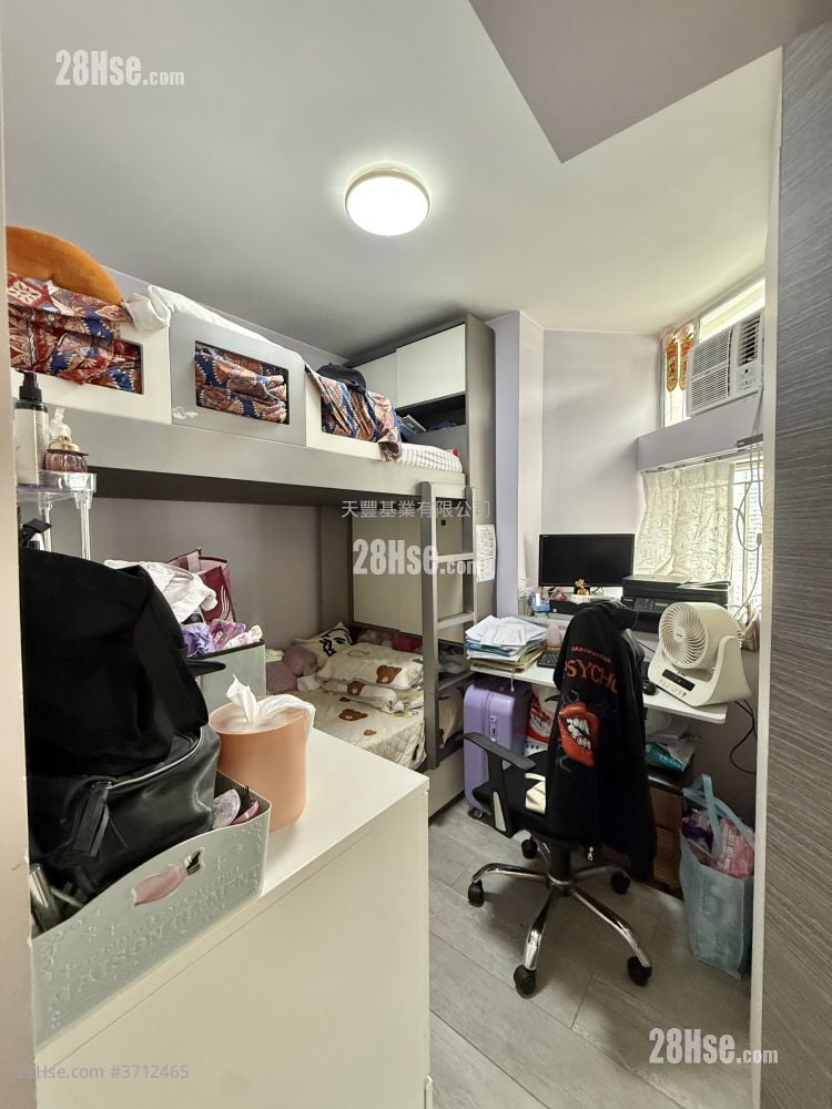 Hiu Lai Court Sell 3 Bedrooms , 1 Bathroom 596 ft²