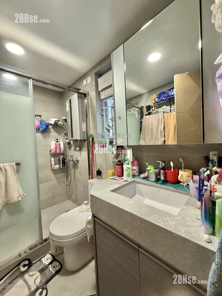 Hiu Lai Court Sell 3 Bedrooms , 1 Bathroom 596 ft²