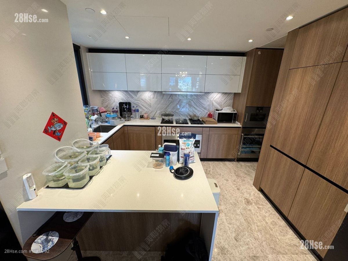 kitchen: Villa Lucca Sell 3 Bedrooms , 3 Bathrooms 1,187 ft²