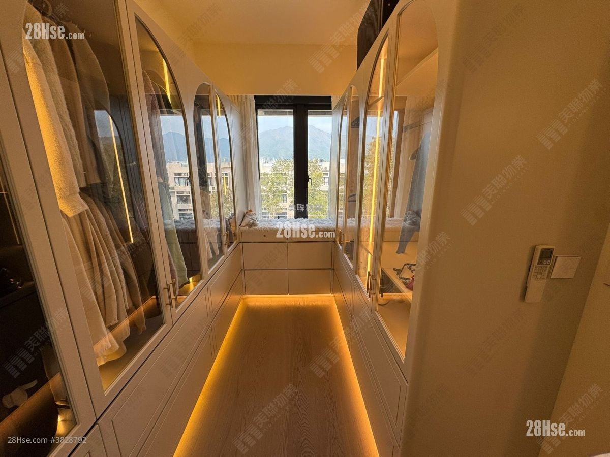 bedroom 1: Villa Lucca Sell 3 Bedrooms , 3 Bathrooms 1,187 ft²