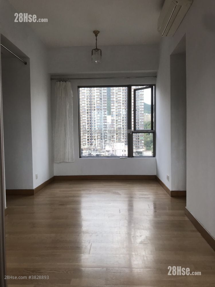 Residence 228 Sell 3 Bedrooms , 1 Bathroom 558 ft²