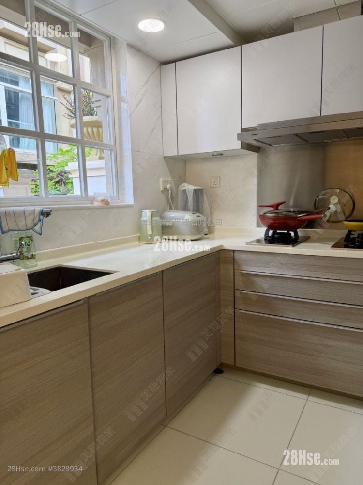 The Beverly Hills Sell 4 Bedrooms 1,606 ft²