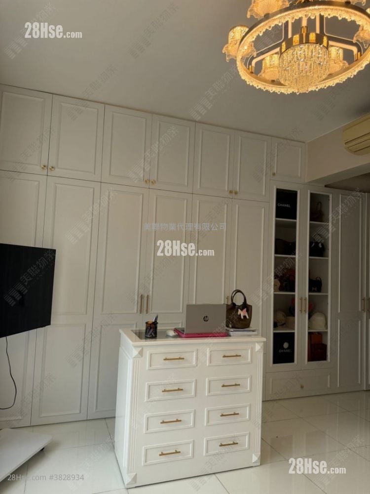 The Beverly Hills Sell 4 Bedrooms 1,606 ft²