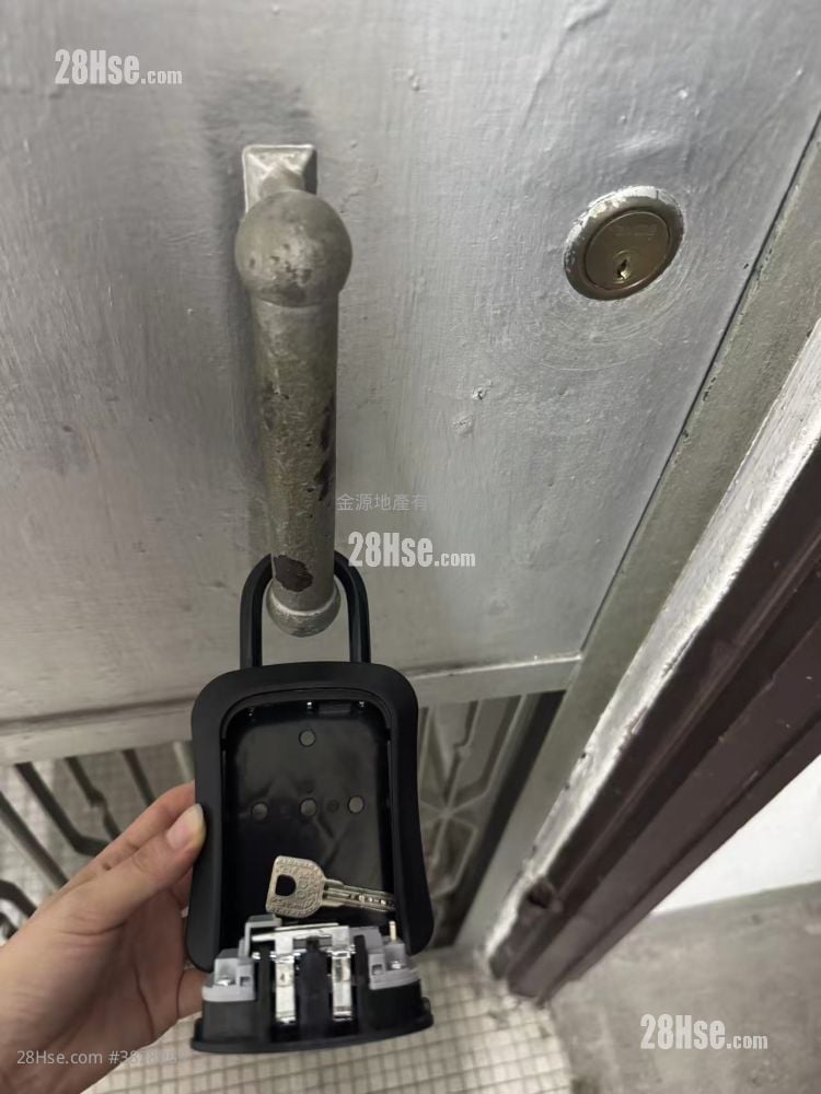 南风楼 租盘 3 房 80 平方尺