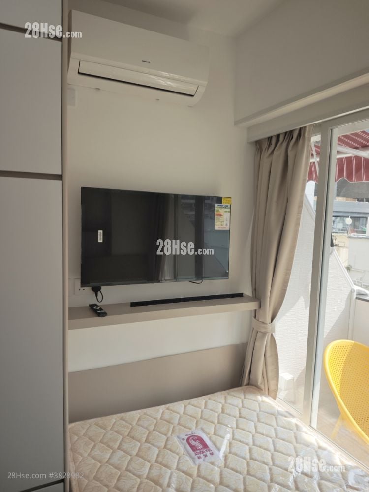 master room: 分體式冷氣 及 LED TV