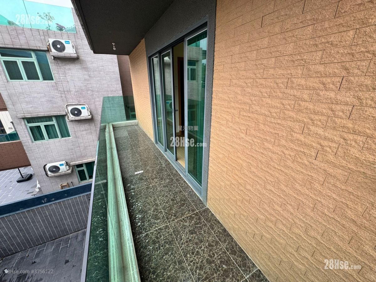 Village Rental 5+ Bedrooms , 5+ Bathrooms 2,100 ft²