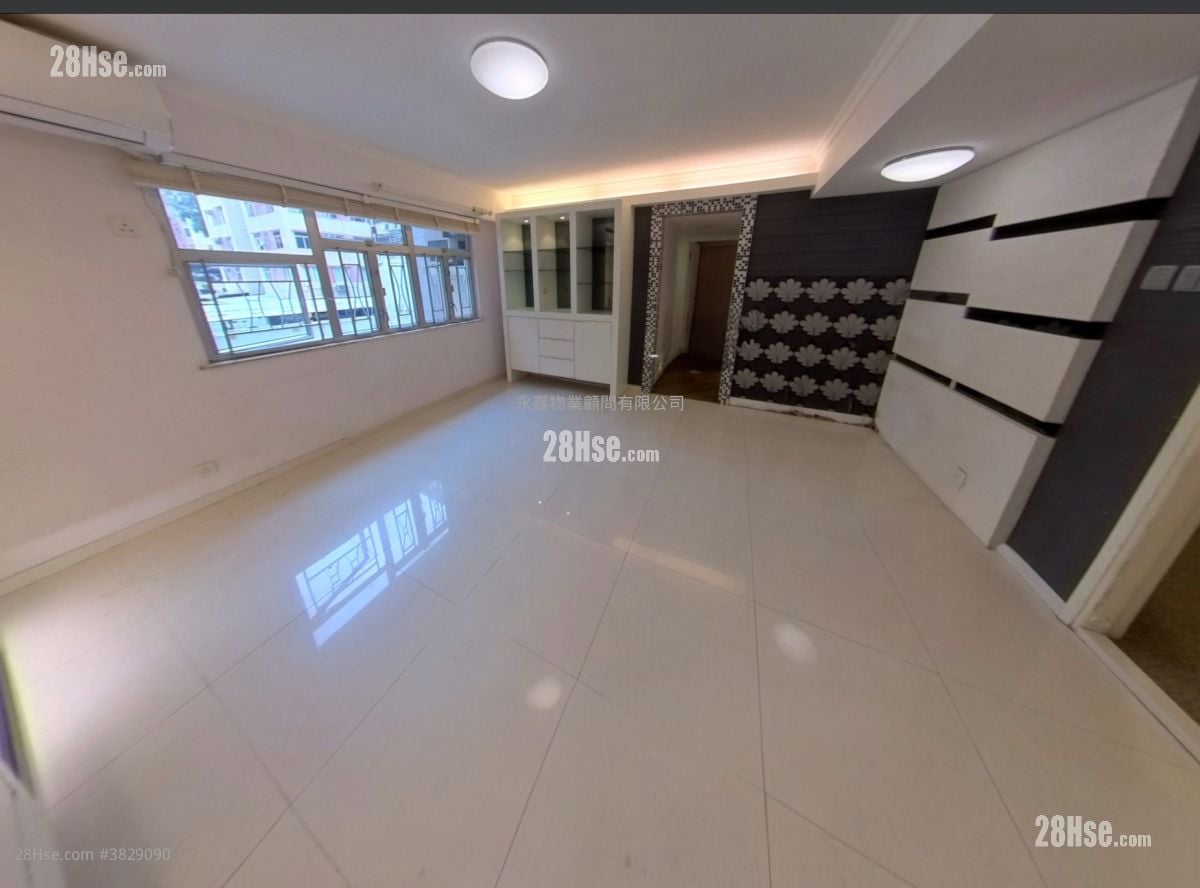 Merlin Court Sell 3 Bedrooms , 1 Bathroom 685 ft²