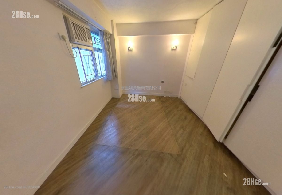 Merlin Court Sell 3 Bedrooms , 1 Bathroom 685 ft²