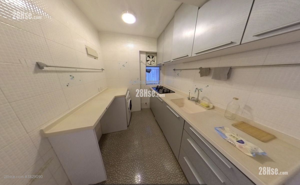 Merlin Court Sell 3 Bedrooms , 1 Bathroom 685 ft²