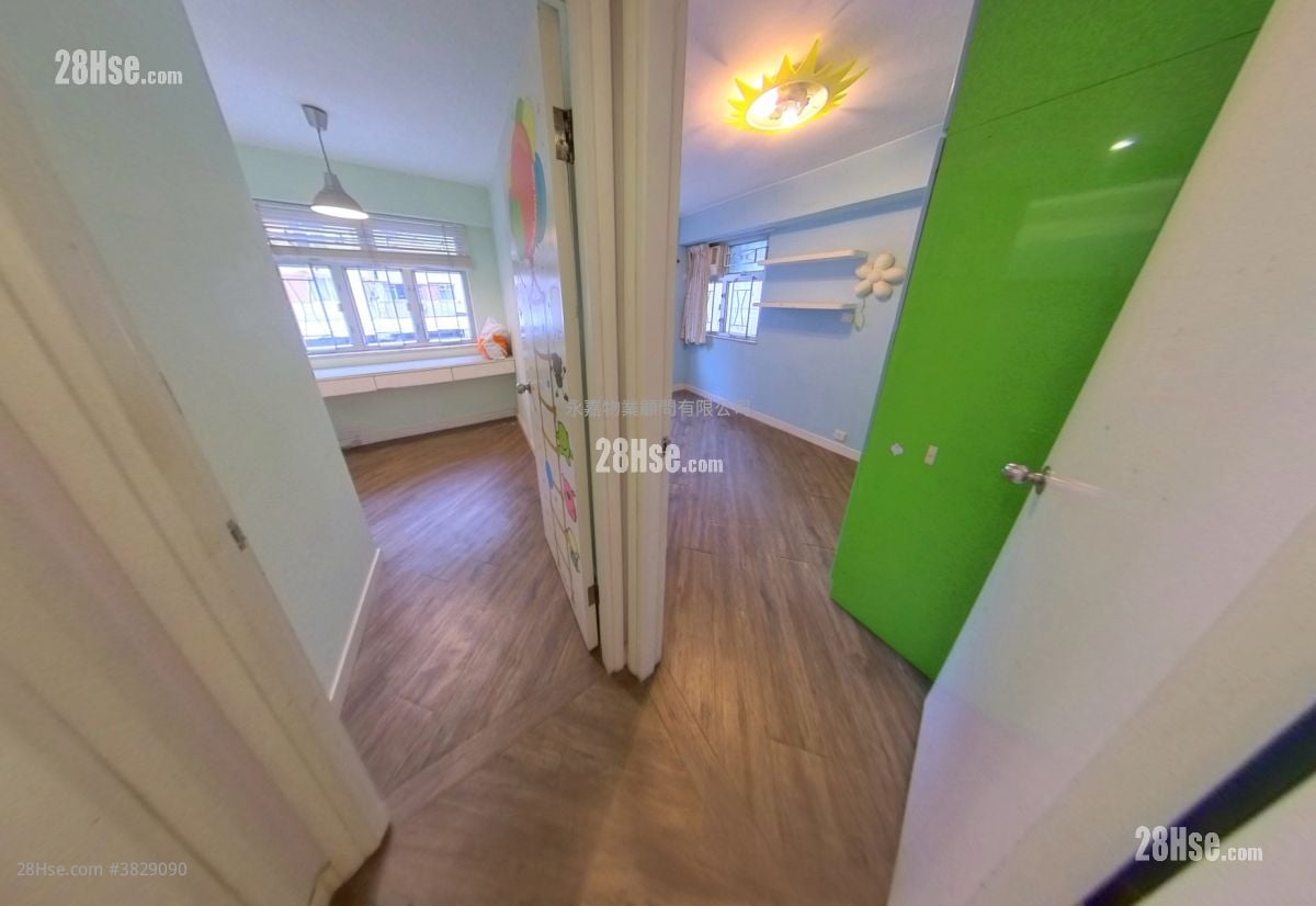 Merlin Court Sell 3 Bedrooms , 1 Bathroom 685 ft²