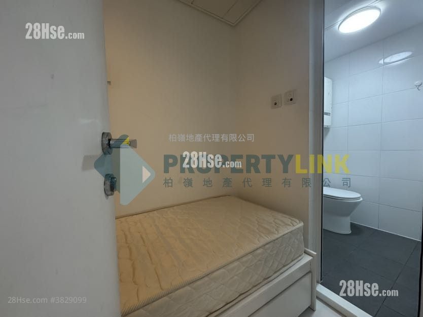 Centre Stage Sell 3 Bedrooms , 2 Bathrooms 910 ft²