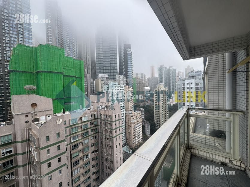 Centre Stage Sell 3 Bedrooms , 2 Bathrooms 910 ft²