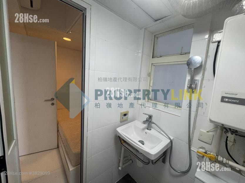 Centre Stage Sell 3 Bedrooms , 2 Bathrooms 910 ft²