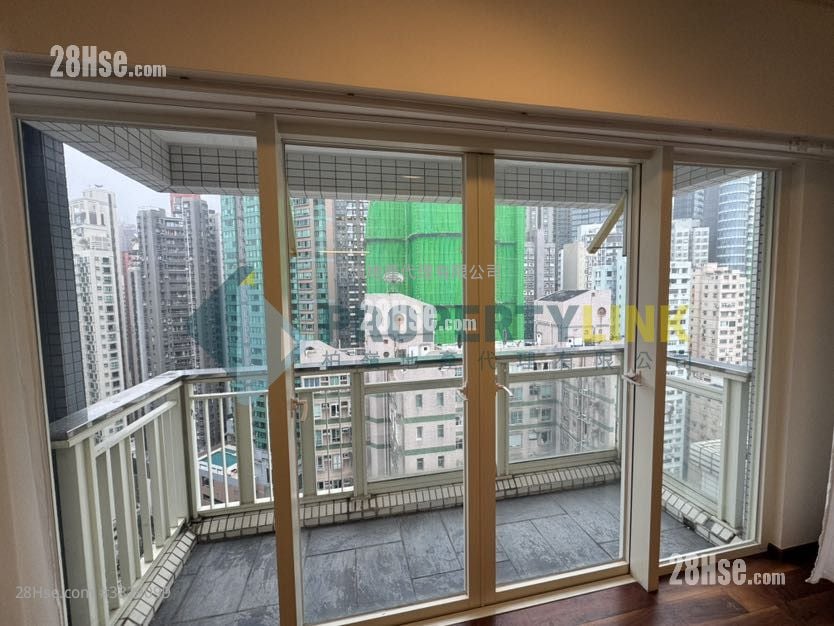 Centre Stage Sell 3 Bedrooms , 2 Bathrooms 910 ft²