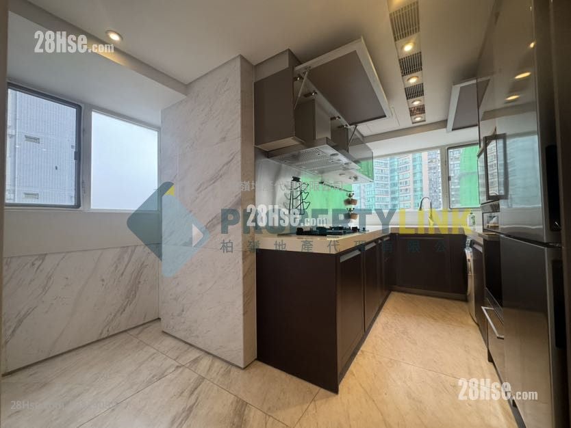 Centre Stage Sell 3 Bedrooms , 2 Bathrooms 910 ft²