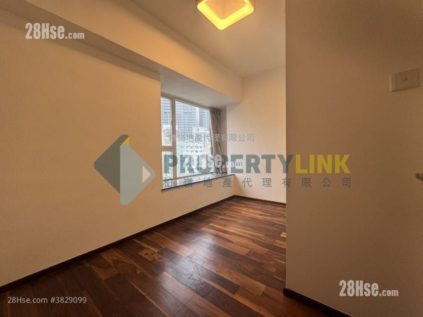 Centre Stage Sell 3 Bedrooms , 2 Bathrooms 910 ft²