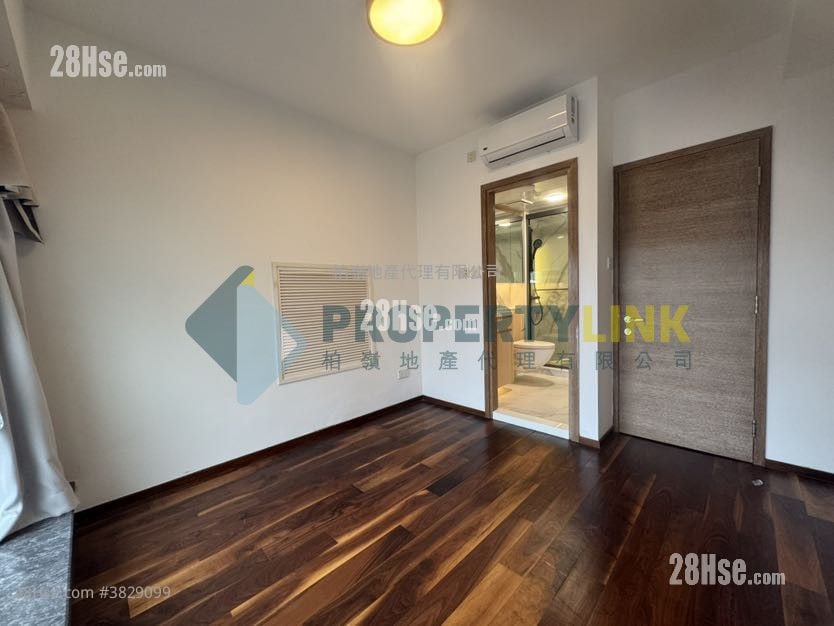 Centre Stage Sell 3 Bedrooms , 2 Bathrooms 910 ft²