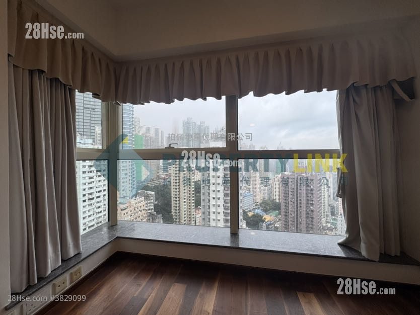 Centre Stage Sell 3 Bedrooms , 2 Bathrooms 910 ft²