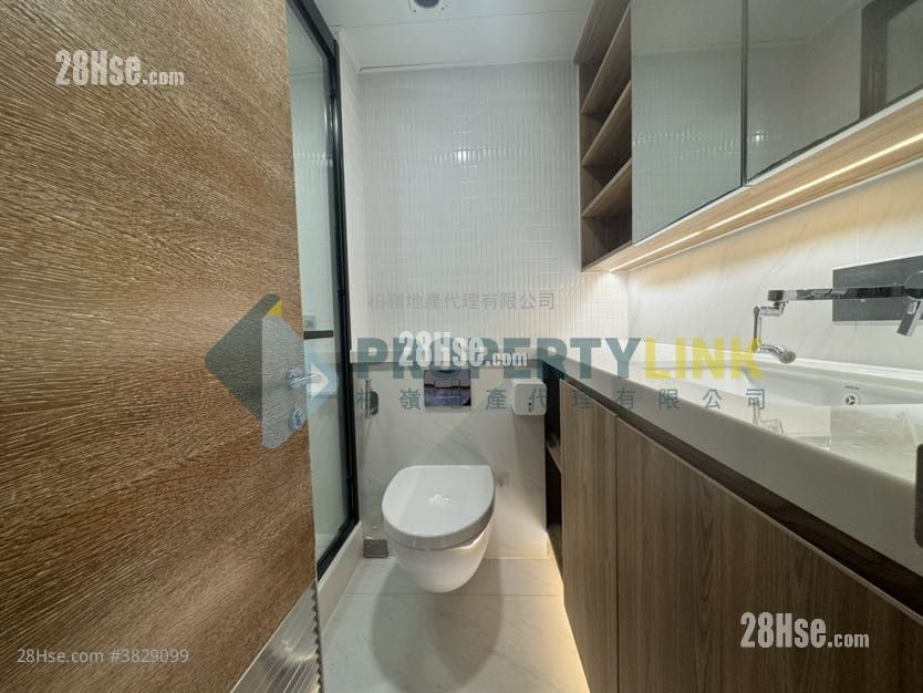 Centre Stage Sell 3 Bedrooms , 2 Bathrooms 910 ft²