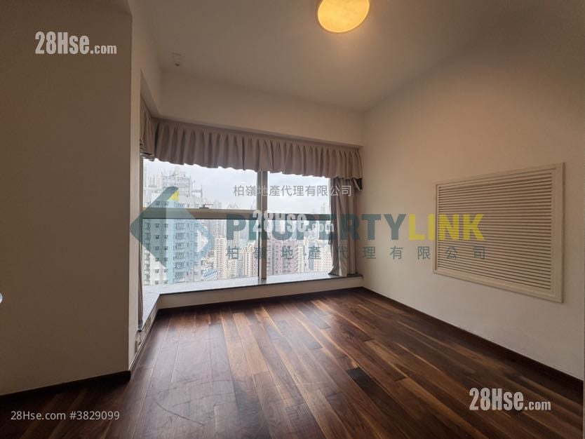 Centre Stage Sell 3 Bedrooms , 2 Bathrooms 910 ft²