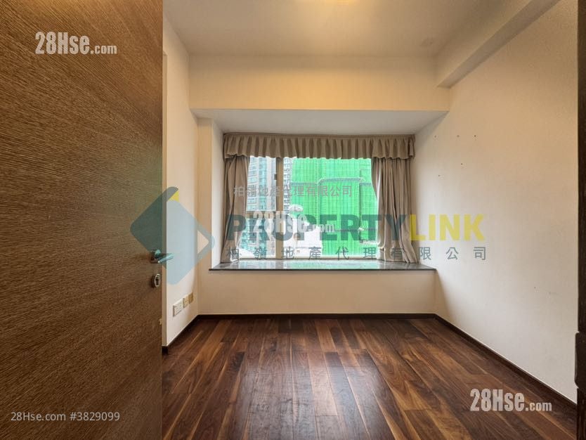 Centre Stage Sell 3 Bedrooms , 2 Bathrooms 910 ft²