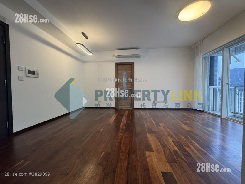 Centre Stage Sell 3 Bedrooms , 2 Bathrooms 910 ft²