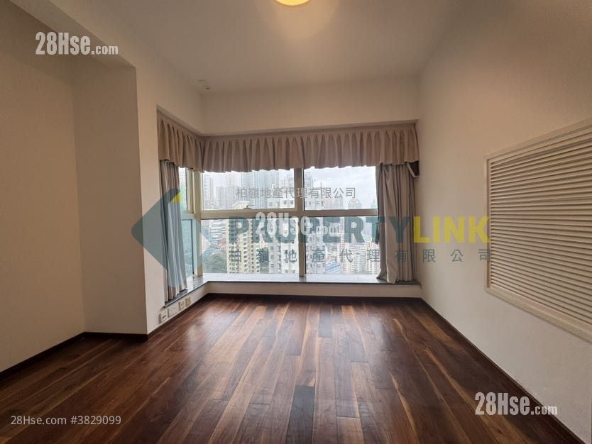 Centre Stage Sell 3 Bedrooms , 2 Bathrooms 910 ft²