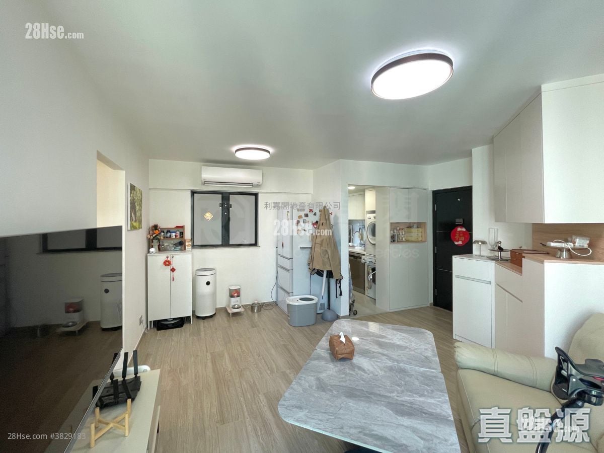 Nan Fung Plaza Sell 3 Bedrooms , 1 Bathroom 608 ft²