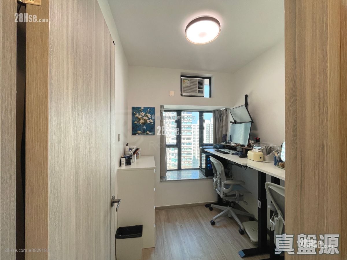 Nan Fung Plaza Sell 3 Bedrooms , 1 Bathroom 608 ft²