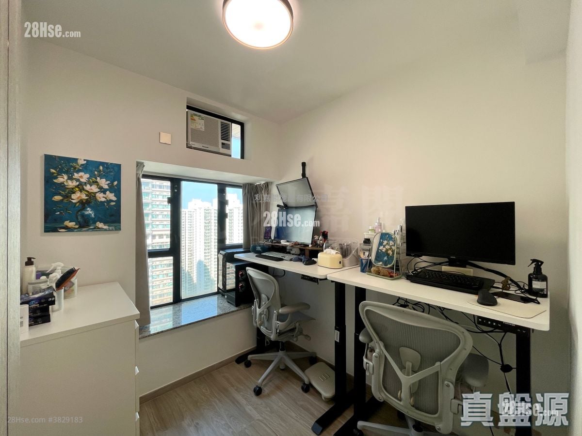 Nan Fung Plaza Sell 3 Bedrooms , 1 Bathroom 608 ft²