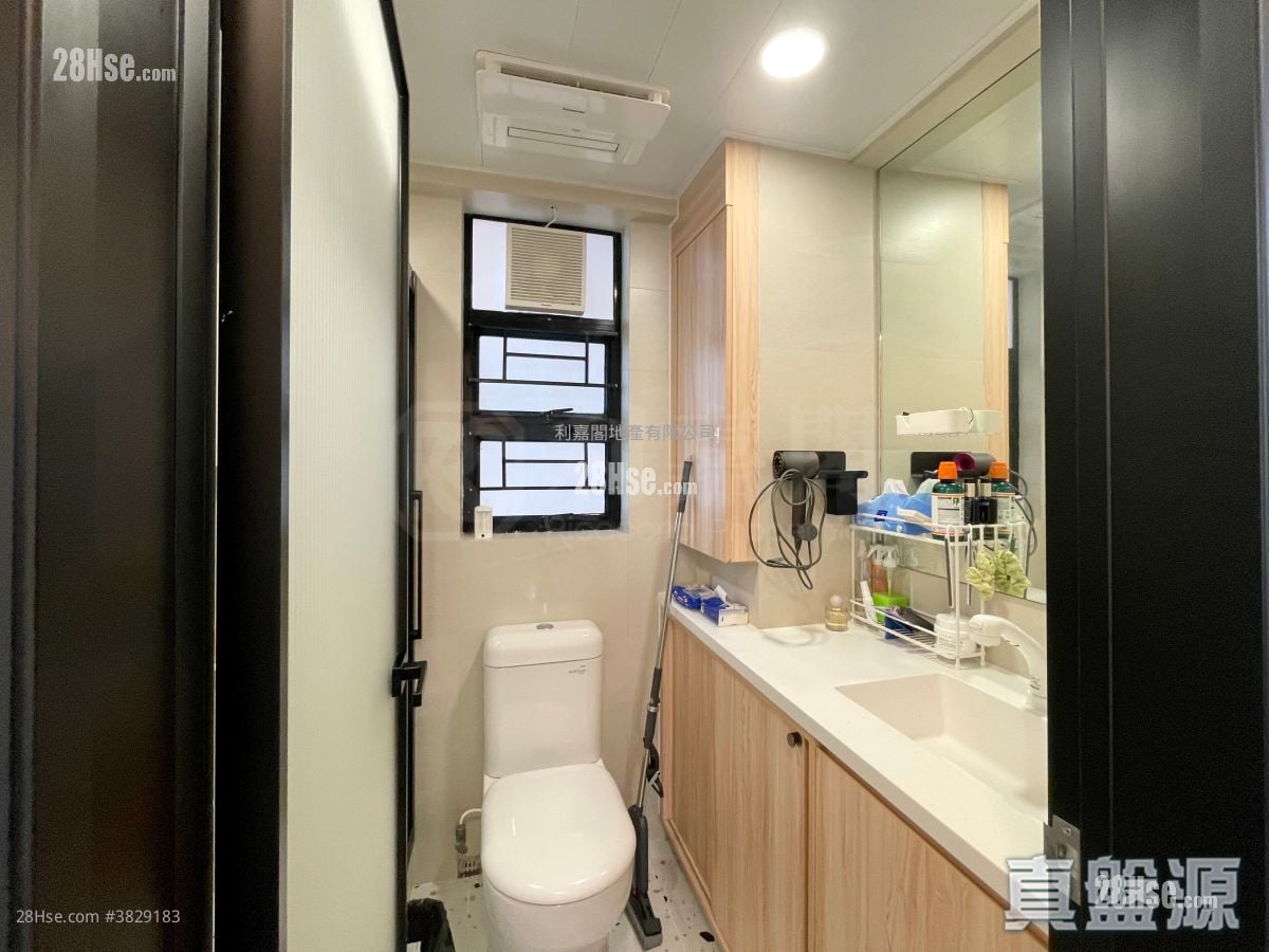 Nan Fung Plaza Sell 3 Bedrooms , 1 Bathroom 608 ft²