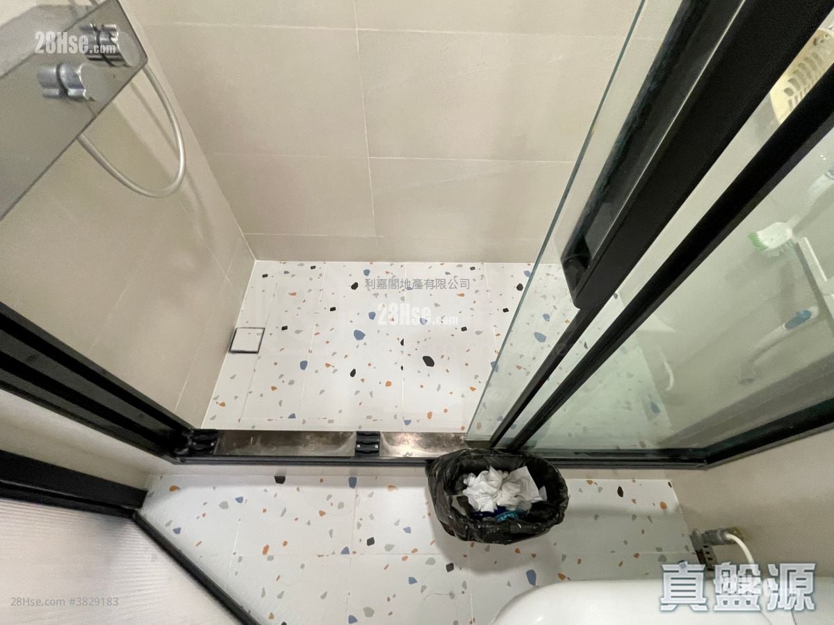 Nan Fung Plaza Sell 3 Bedrooms , 1 Bathroom 608 ft²