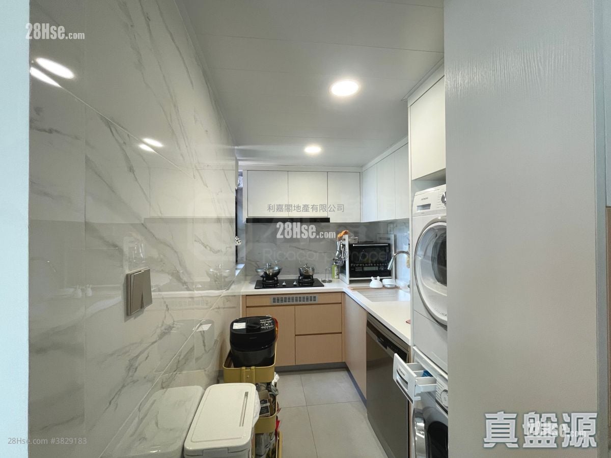 Nan Fung Plaza Sell 3 Bedrooms , 1 Bathroom 608 ft²