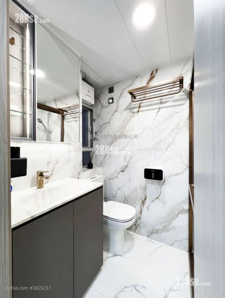Kam Chun Court Sell 2 Bedrooms , 1 Bathroom 490 ft²