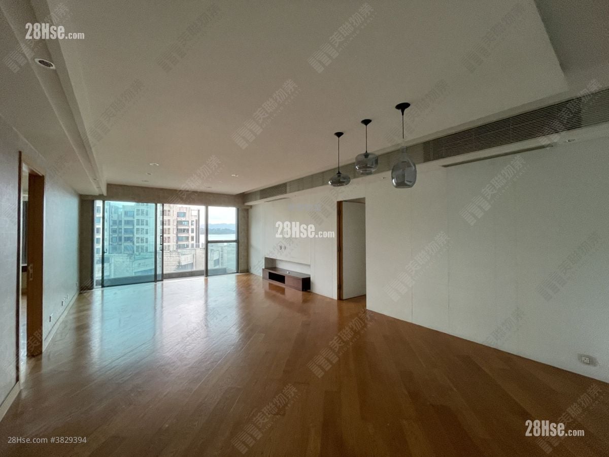 living room: Providence Peak Sell 4 Bedrooms , 4 Bathrooms 1,559 ft²