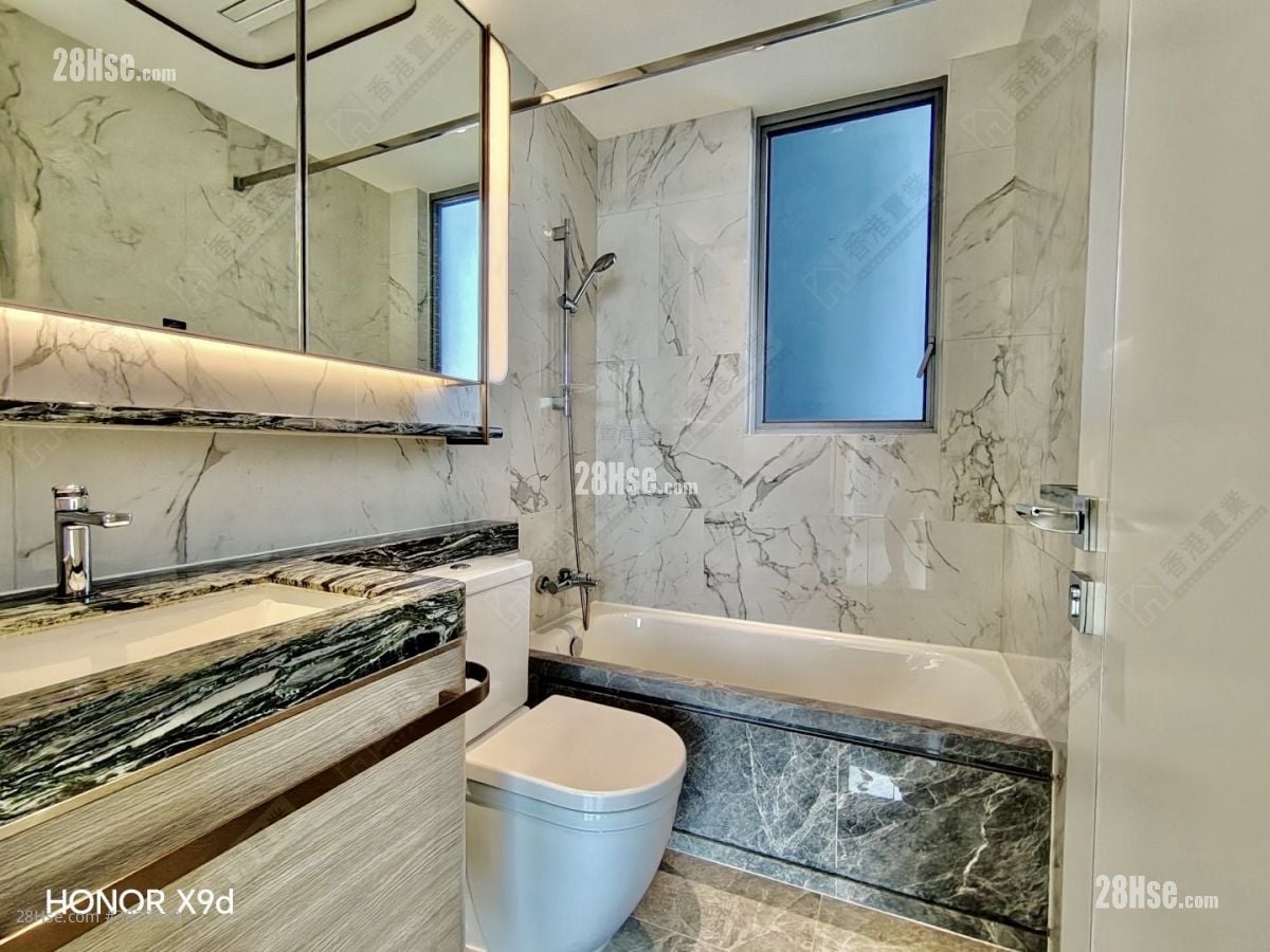 bathroom: Monaco Rental 3 Bedrooms , 2 Bathrooms 761 ft²
