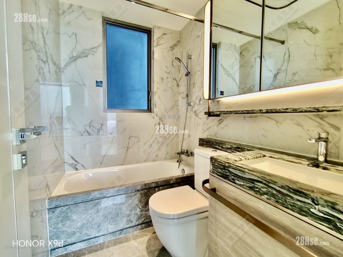 bathroom: Monaco Rental 3 Bedrooms , 2 Bathrooms 761 ft²