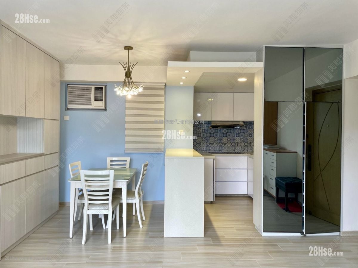 living room: Lido Garden Sell 3 Bedrooms , 1 Bathroom 657 ft²