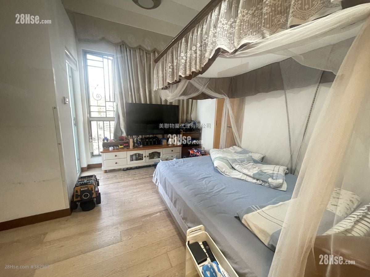 The Golden Gate Sell 5+ Bedrooms 2,036 ft²