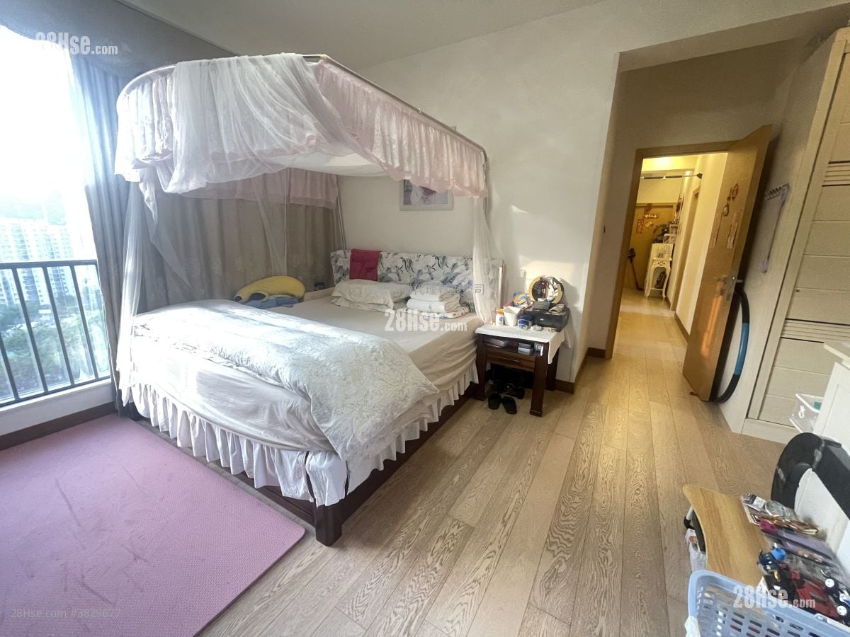 The Golden Gate Sell 5+ Bedrooms 2,036 ft²