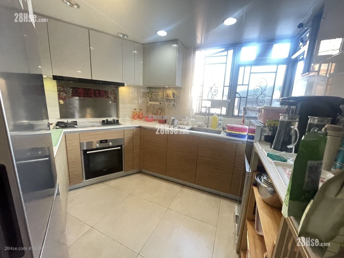 The Golden Gate Sell 5+ Bedrooms 2,036 ft²