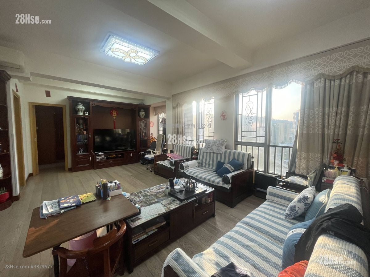 The Golden Gate Sell 5+ Bedrooms 2,036 ft²