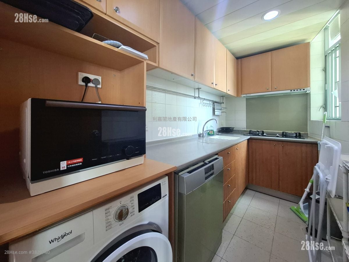 Seaview Crescent Rental 2 Bedrooms , 1 Bathroom 573 ft²