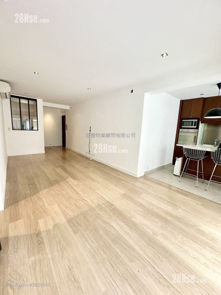 Victoria Park Mansion Rental 3 Bedrooms , 2 Bathrooms 901 ft²