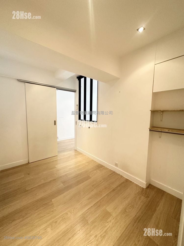 Victoria Park Mansion Rental 3 Bedrooms , 2 Bathrooms 901 ft²