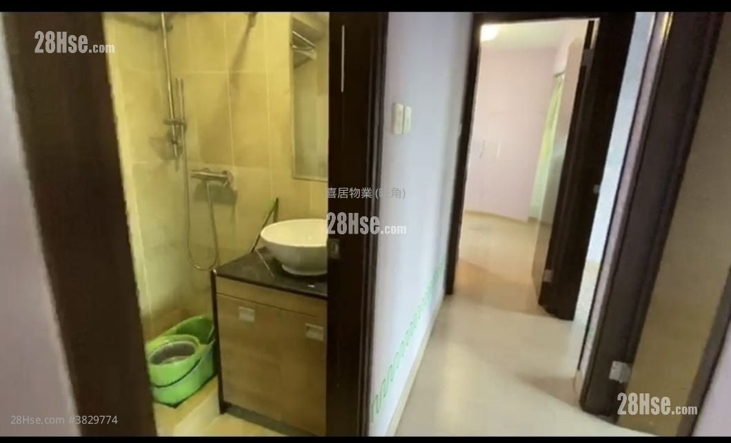 The Celebrity Sell 3 Bedrooms , 2 Bathrooms 568 ft²