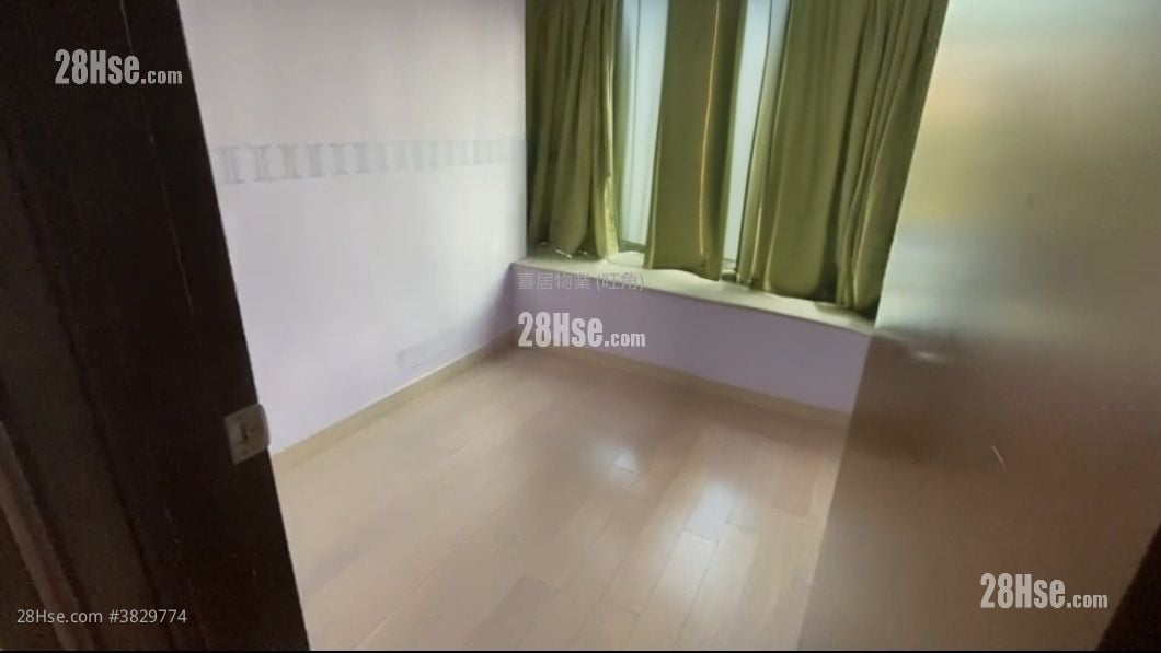The Celebrity Sell 3 Bedrooms , 2 Bathrooms 568 ft²